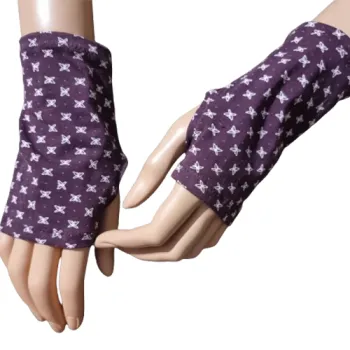 bordowe mitenki w motylki