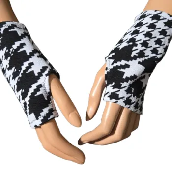 dwukolorowe mitenki w pepitkę