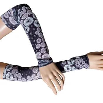 rękawy z kwiecistej dzianiny