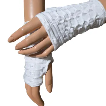 gufrowane mitenki na kciuk białe