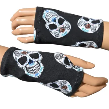 gotyckie mitenki w czachy