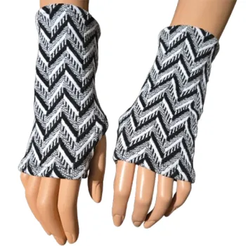 biało czarne mitenki na zimę