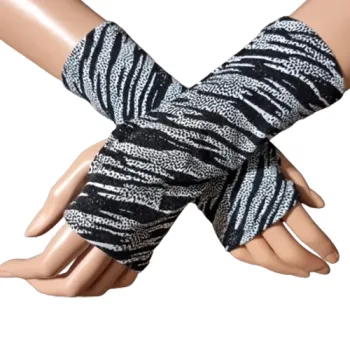 czarno białe mitenki na kciuk