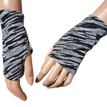 biało czarne mitenki na kciuk