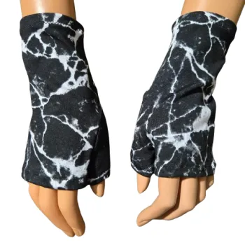 biało czarne mitenki z palcem